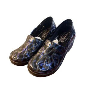Easy Works NEW IN BOX Black Iridescent Non-Slip Anti-Fatigue Laurie Clogs Sz 9.5